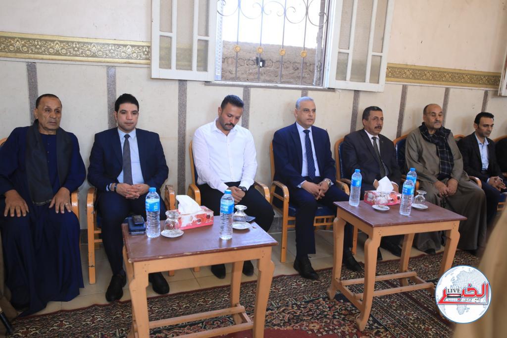 محافظ سوهاج يؤدى واجب العزاء فى وفاة الكاتب الصحفى حربى عبدالهادى