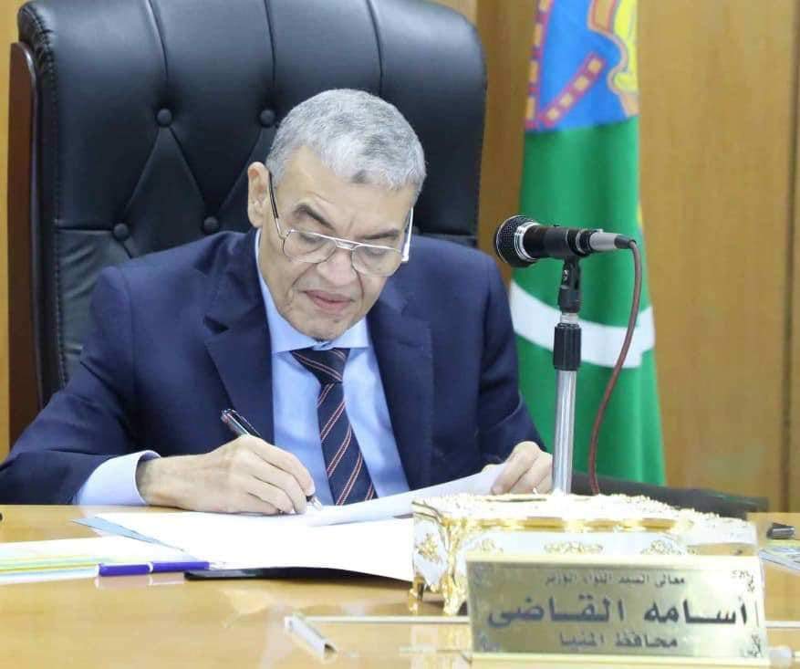 غلق الطريق المؤدي لقرية كوم الزهير بمركز أبوقرقاص..لاستكمال خط الصرف