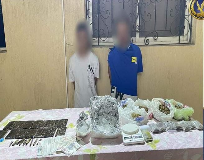 السائق والعامل سقطا بالمخدرات