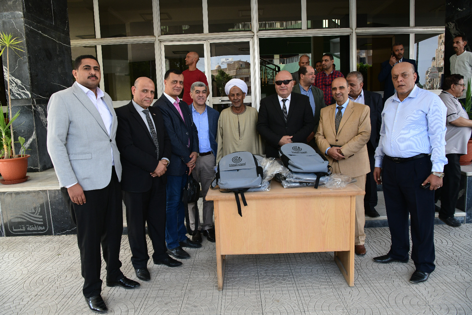 محافظ قنا يشهد تسليم 1500 شنطة مدرسية للطلاب الأولى بالرعاية 