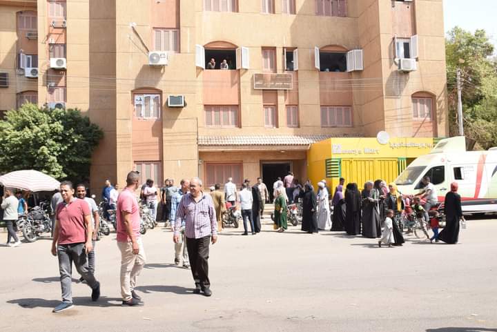 "طوابير"بالأقصر أمام مكاتب الشهر العقارى لتحرير توكيلات للرئيس السيسى 