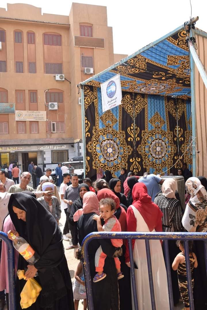 لليوم الخامس علي التوالي زحام علي فروع الشهر العقاري بالاقصر لتحرير توكيلات للرئيس