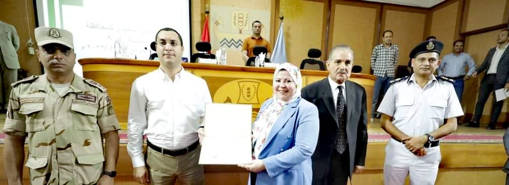 محافظ كفرالشيخ يكرم مذيعة بيان الموقف الطارئ 