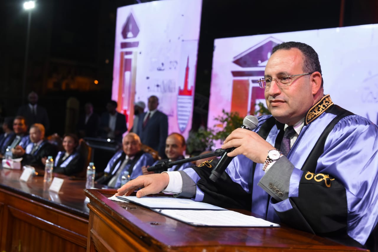 رئيس جامعة الإسكندرية يشهد حفل تخريج الدفعة 77 بكلية الهندسة