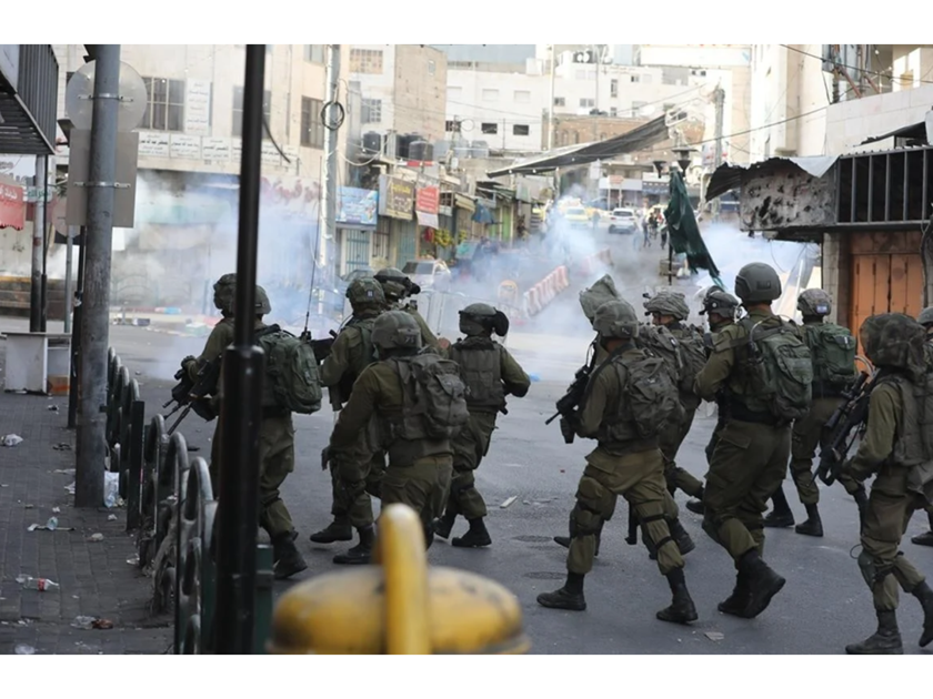 قوات الاحتلال الإسرائيلي تصيب عشرات الطلبة بالاختناق .. وتعتقل 13 فلسطينياً