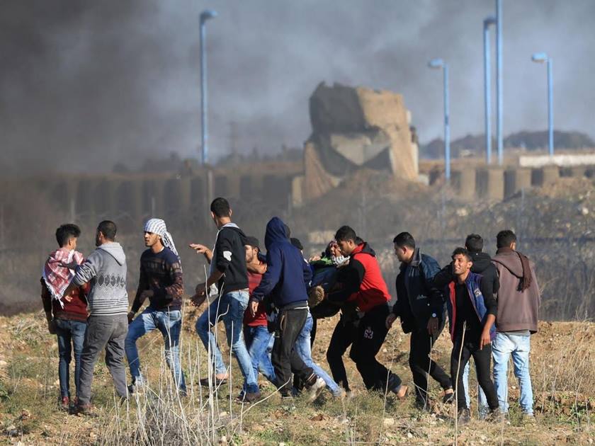 طائرات الاحتلال تقصف غزة .. وإصابة 11 فلسطينياً في مسيرات سلمية