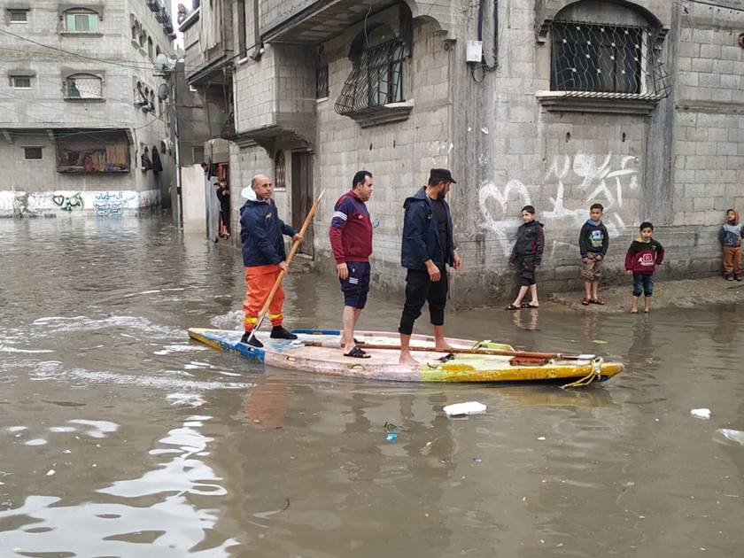 غرق عشرات المنازل وإغلاق الطرق في قطاع غزة .. بسبب الأمطار