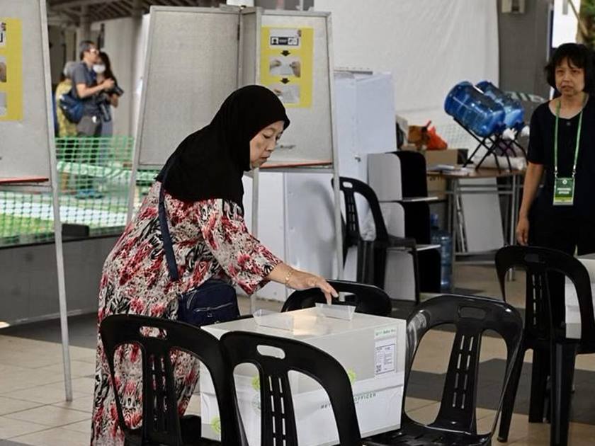 الناخبون في سنغافورة .. يصوِّتون لانتخاب رئيس جديد للبلاد