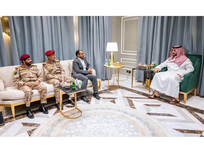 وزير الدفاع السعودي .. يلتقي وفداً من صنعاء