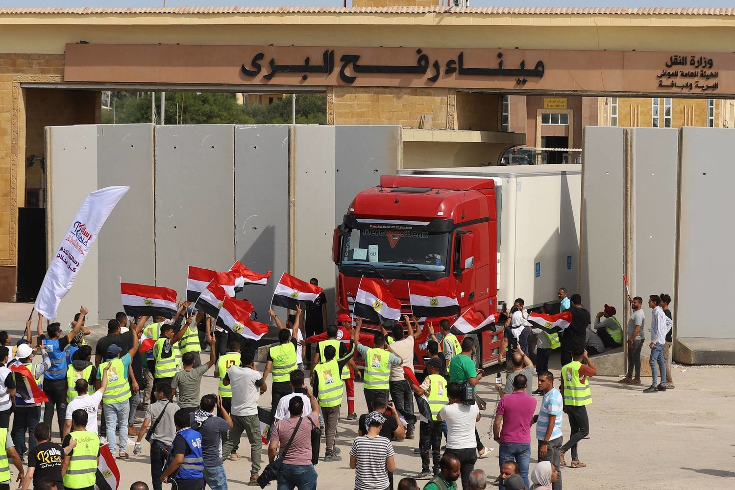 دخول الدفعة الثانية من قوافل المساعدات لقطاع غزة .. من معبر رفح