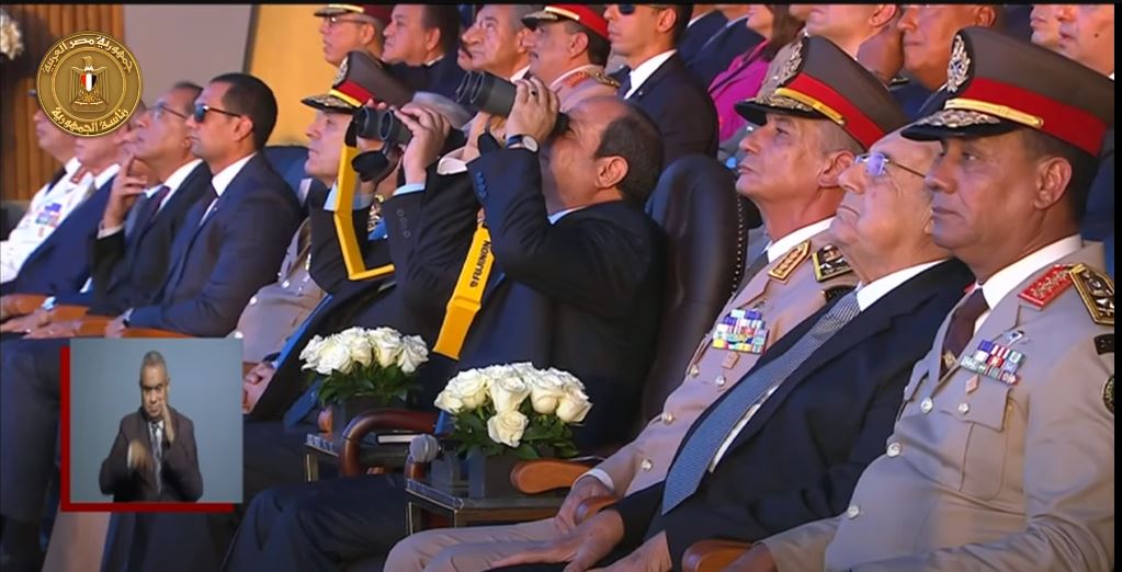 الرئيس يشاهد الفيلم التسجيلى «قادة في وجدان الأمة»