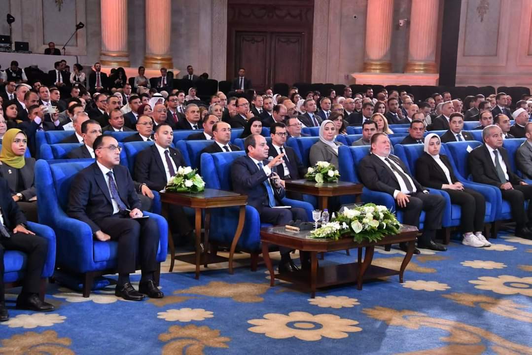 الرئيس : البناء دائما أصعب من الهدم وما تنفذه الدولة من مشروعات يستهدف حماية الأمن القومى