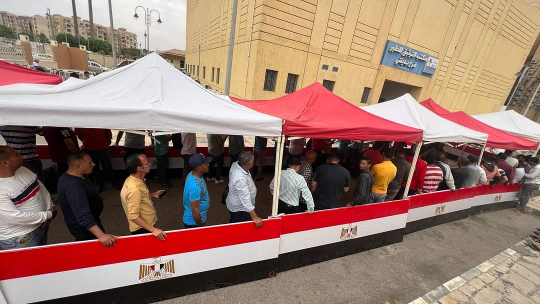 لليوم الثامن.. توافد كبير للمواطنين على مقرات الشهر العقاري بالقاهرة لإجراء توكيلات للرئيس السيسى