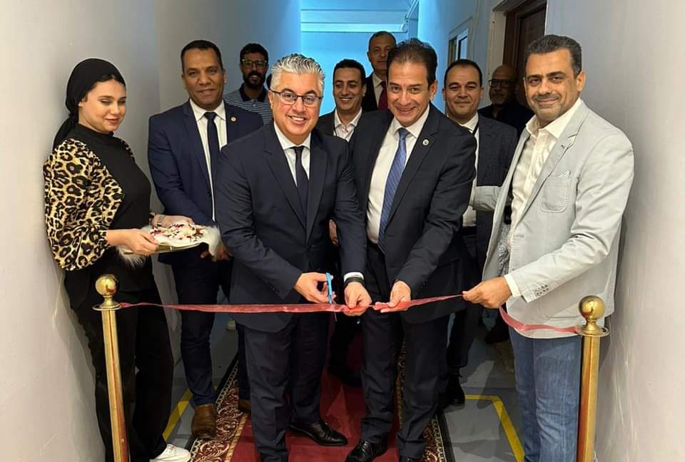 الأول في إفريقيا..افتتاح مصنع لإكسسوارات الهاتف المحمول بمنطقة السخنة الصناعية