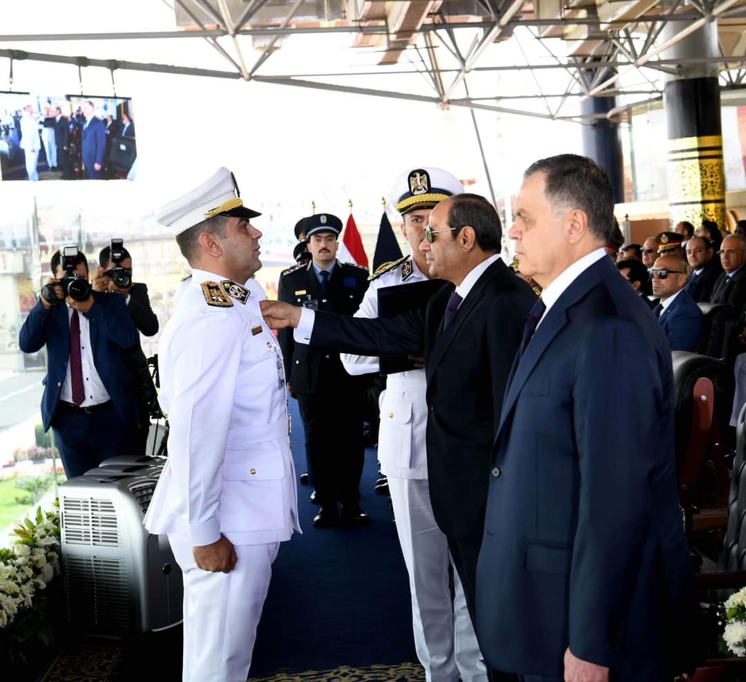 الرئيس يقلد أوائل خريجى الشرطة نوط الإمتياز
