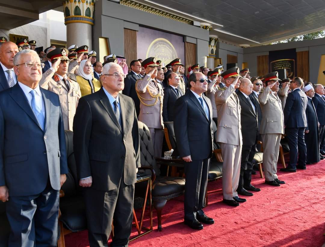 الرئيس يقف تحية للعرض العسكرى
