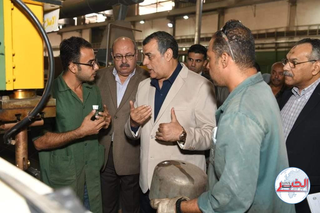 وزير الإنتاج الحربى يتابع انتظام سير العمل فى مصنعي 99 و 63