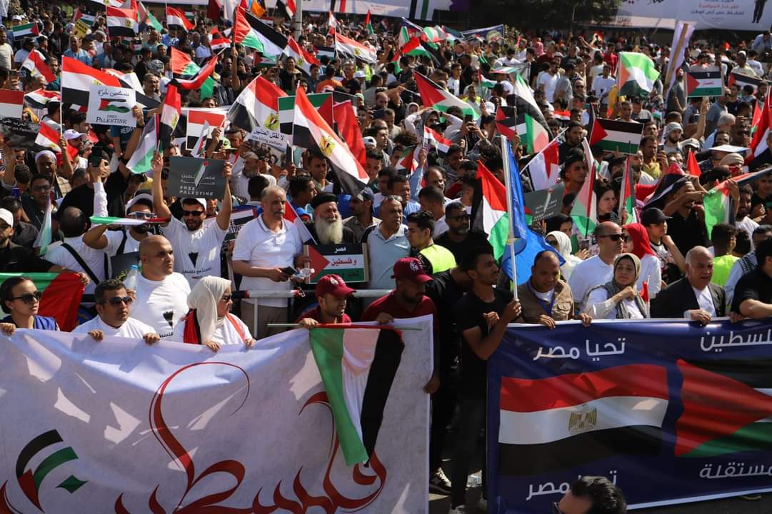 الآلاف يتوافدون على المنصة.. ويهتفون لفلسطين