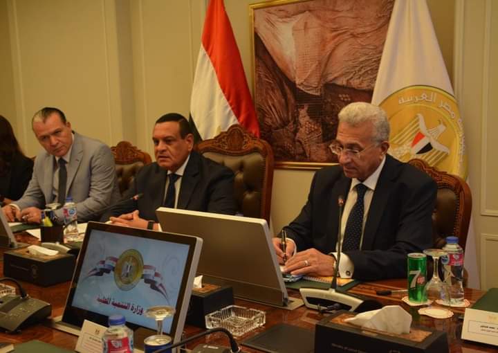 وزير التنمية المحلية يبحث مع وزير الهجرة الهولندى مجالات التعاون المشترك  