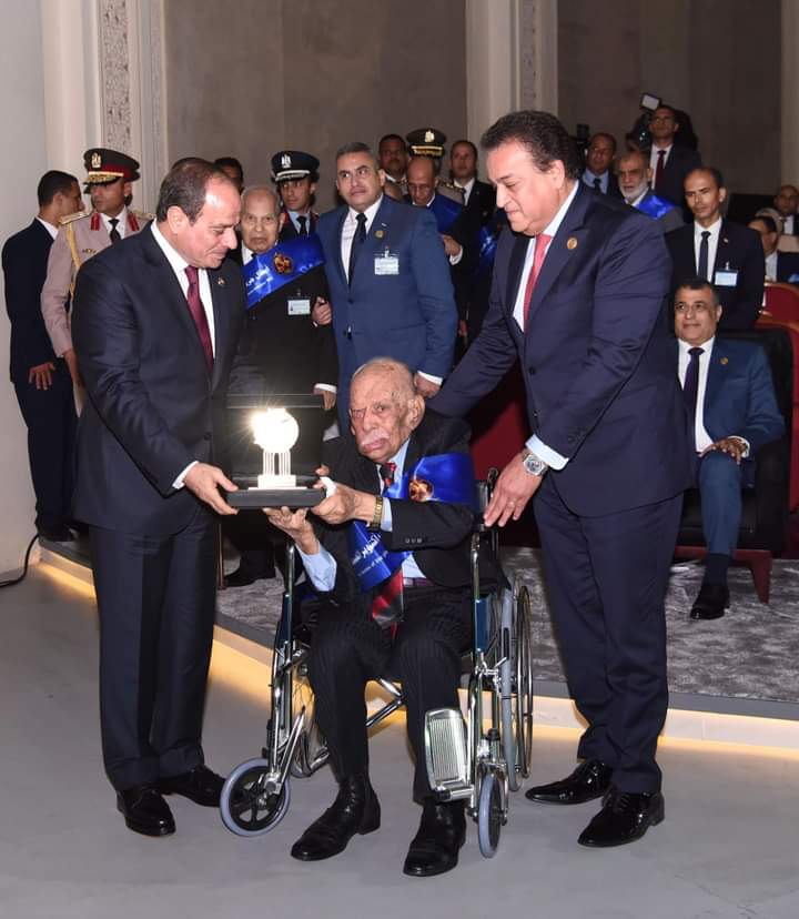 الرئيس السيسى يكرم أبطال حرب أكتوبر 