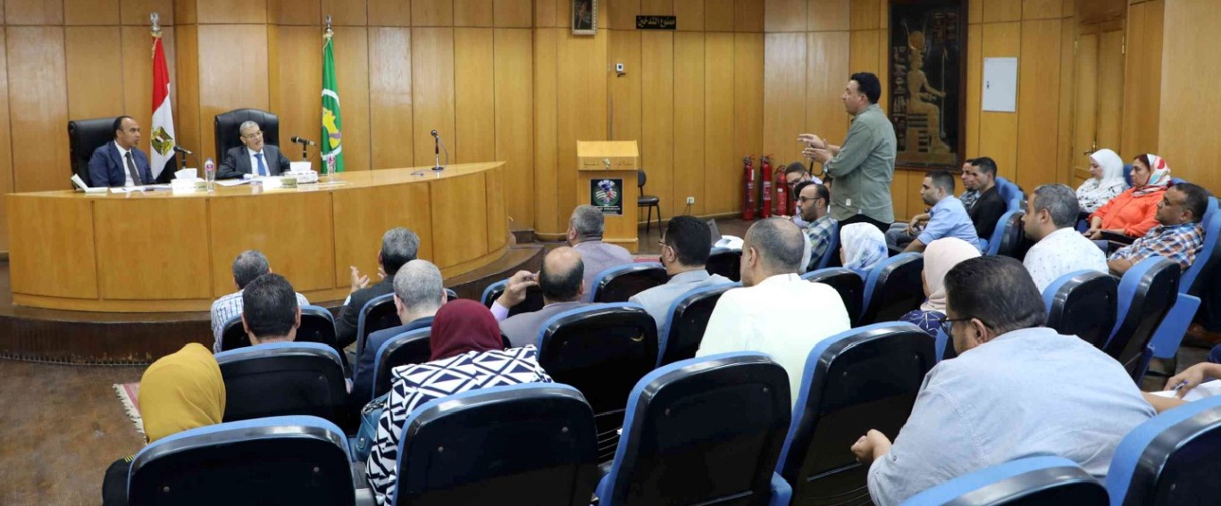 محافظ المنيا يترأس الاجتماع الدورى لمشروعات "حياة كريمة"
