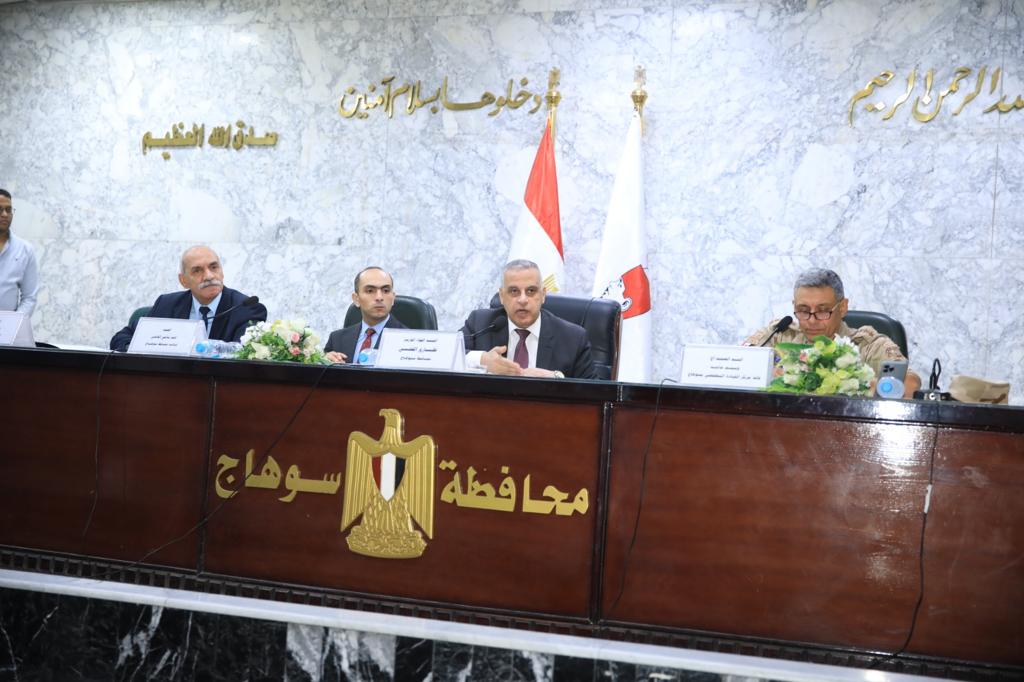 محافظ سوهاج يكرم بعض العاملين بحياة كريمة