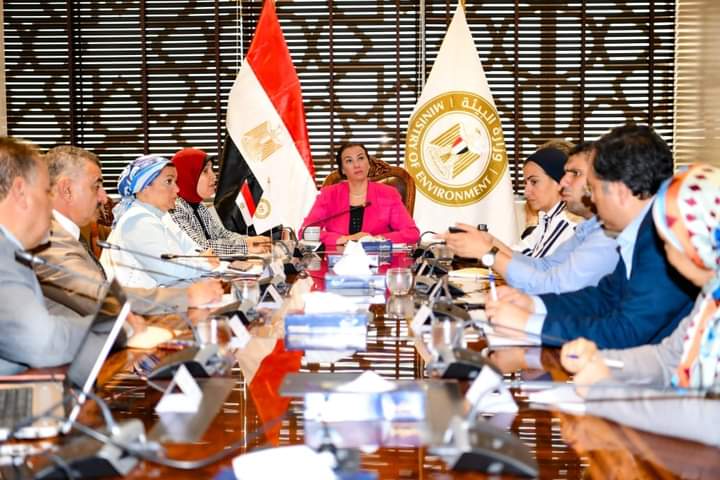 وزيرة البيئة تبحث تحديات العمل بمنظومةمواجهة نوبات تلوث الهواء الحادة