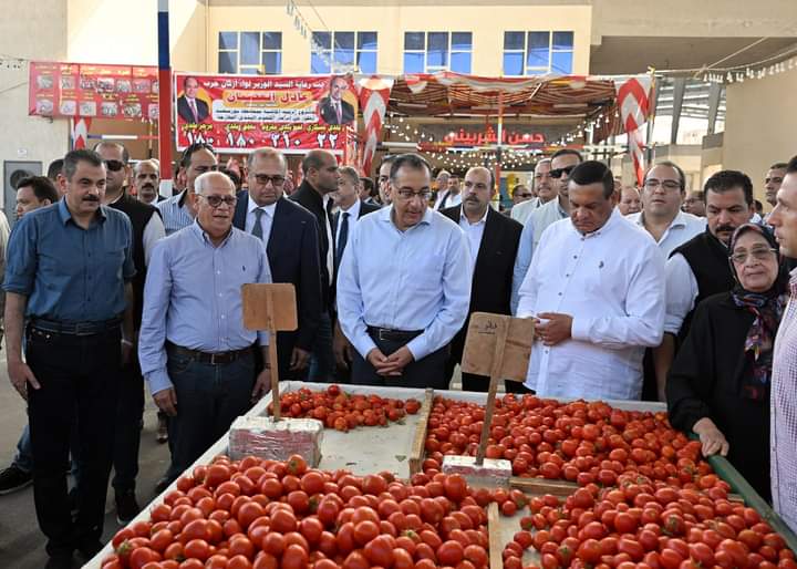مدبولى يفتتح مهرجان تخفيض الأسعار ببورسعيد ويتفقد مجمع الأسواق