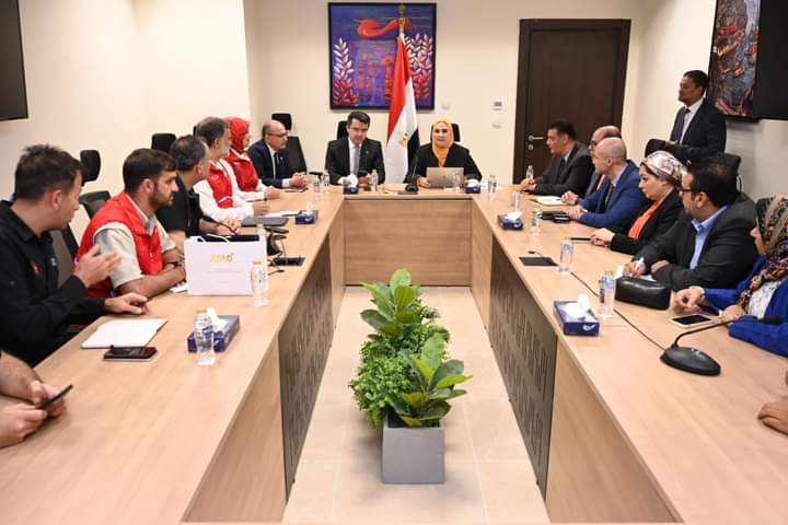 القباج تبحث التعاون مع تركيا فى إيصال الخدمات الإغاثية لقطاع غزة عبر الهلال الأحمر المصرى 
