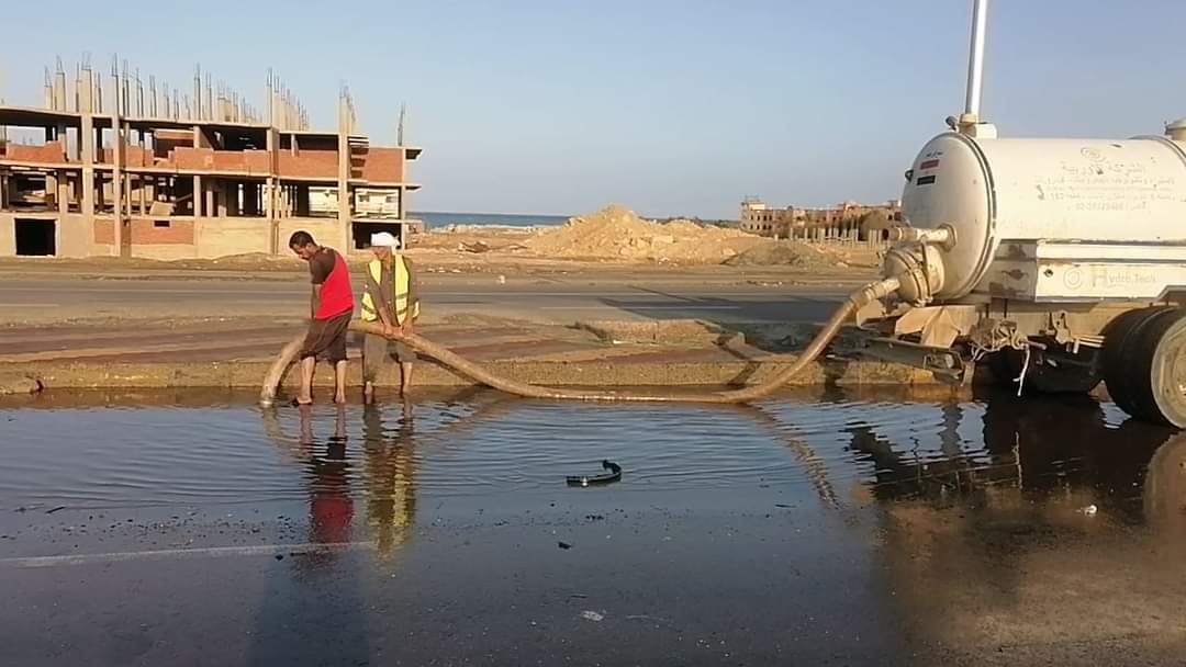 إزالة آثار مياه الأمطار من طريق مرسى علم