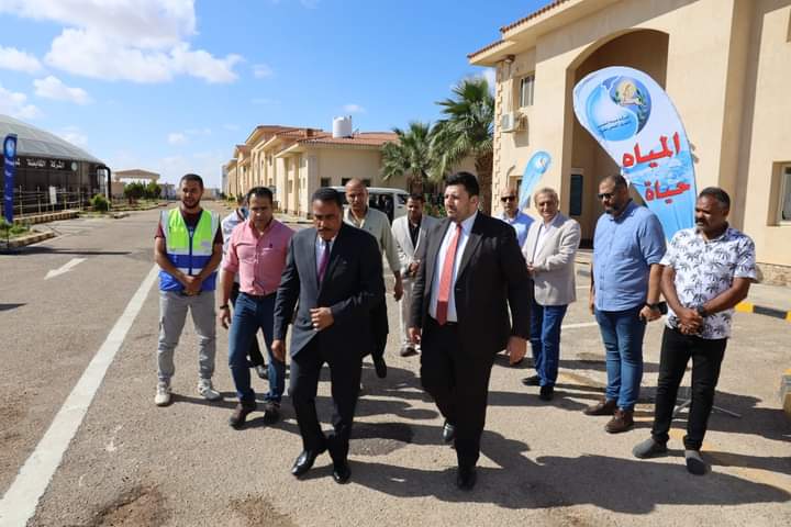 محافظ مطروح يتفقد مجمع محطات تحلية مياه البحر الرميلة