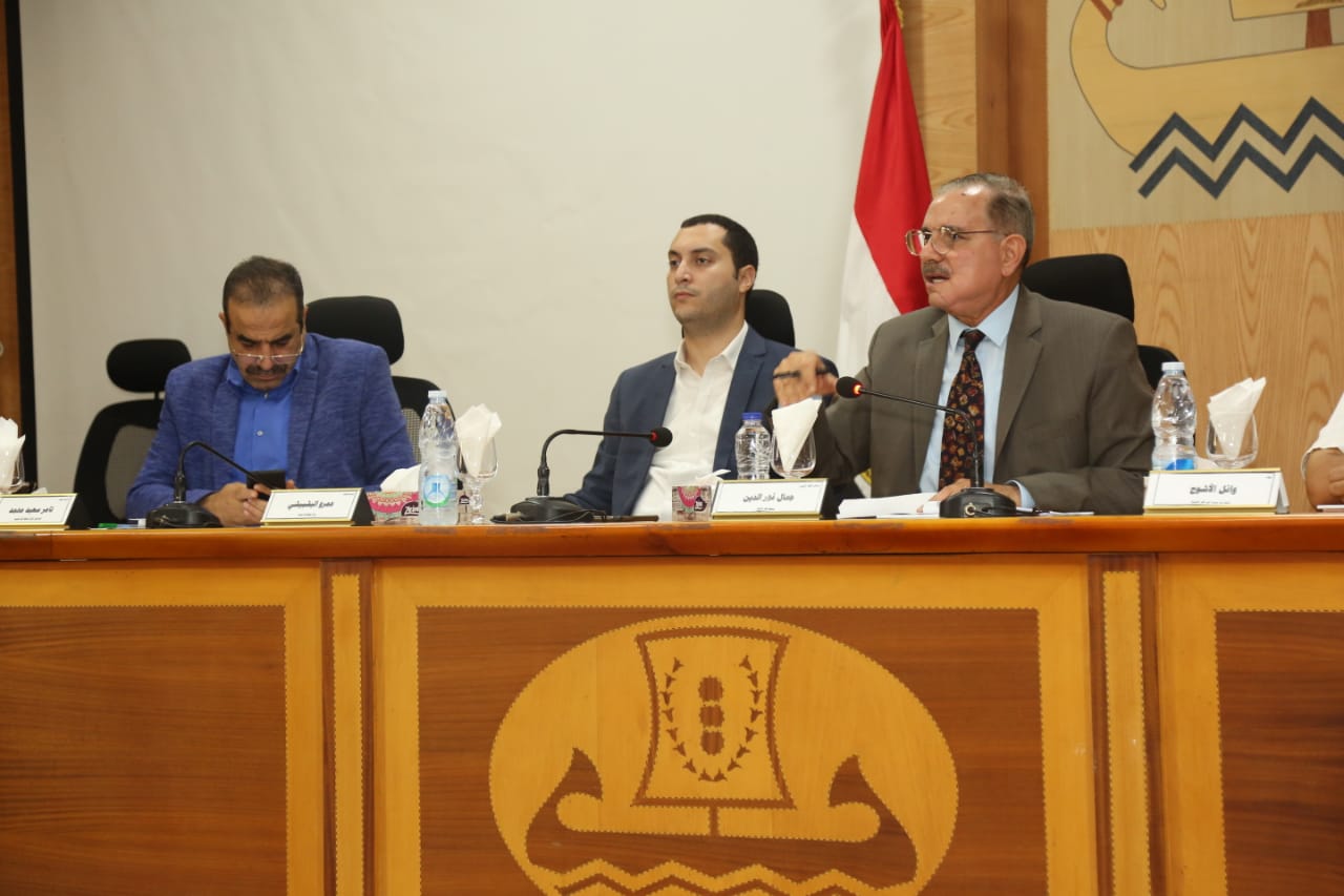 محافظ كفرالشيخ يعقد إجتماعاً موسعاً للتصدي بحسم وحزم للتعديات على الأراضى الزراعية