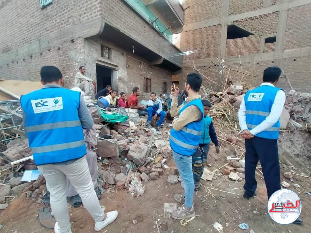 متطوعو مجلس الشباب .. يشاركون فى إنقاذ ضحايا انهيار عقار نجع جمعة بسوهاج