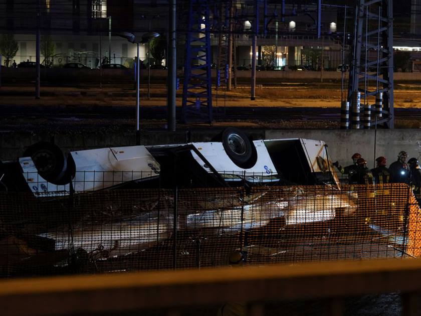مصرع 20 شخصاً .. في حادث سقوط حافلة بإيطاليا