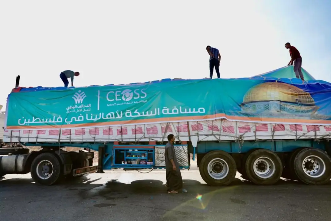 106 شاحنات محملة بالمساعدات الإنسانية وصلت العريش لنقلها إلى غزة