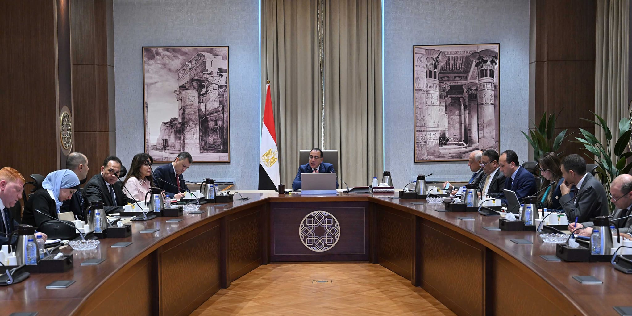 رئيس الوزراء .. يتابع تطوير المنطقة الأثرية بهضبة الأهرامات