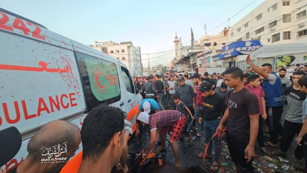 طواقم طبية ومسعفون استشهدوا في القصف الإسرائيلي أمام بوابة المجمع