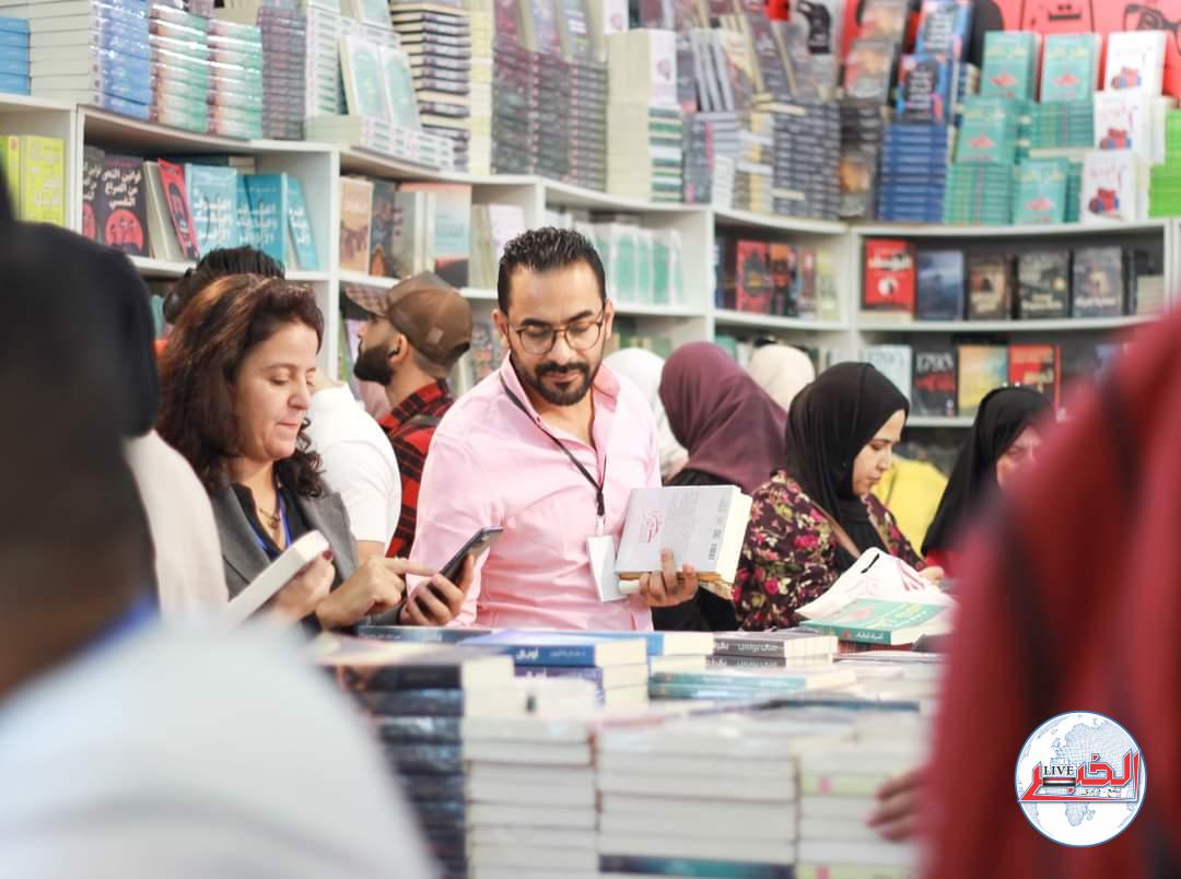 إقبال كبير على أجنحة دور النشر المصرية في معرض الجزائر الدولى 