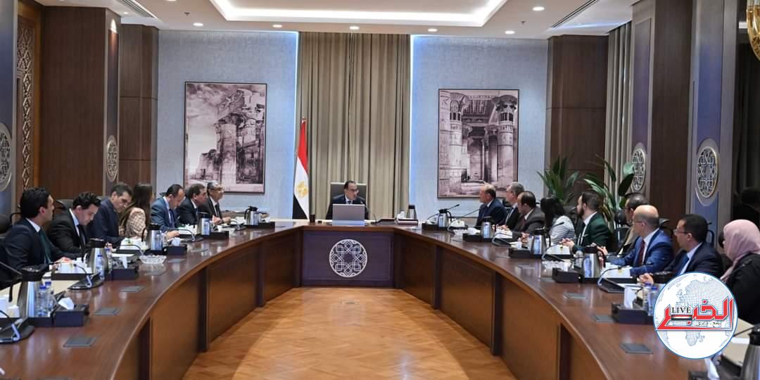 رئيس الوزراء يبحث إستخدام وسائل النقل الوقود النظيف