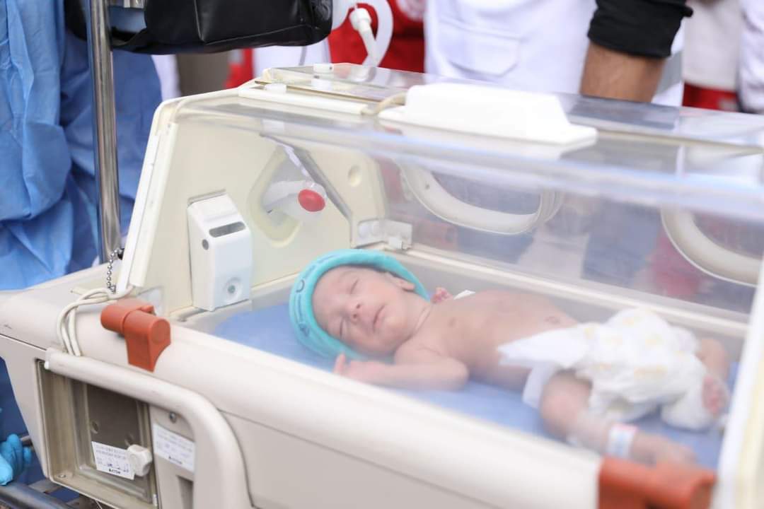 وصول 28 طفلا فلسطينيا مبتسرا وتوزيعهم على المستشفيات