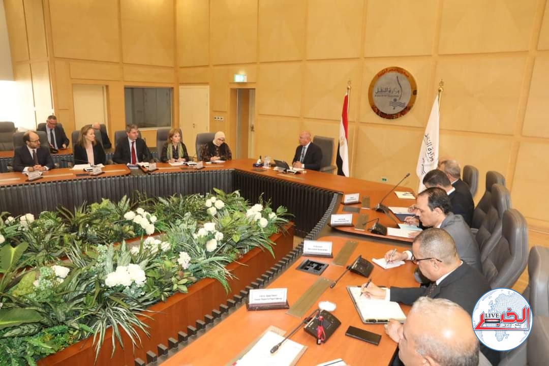 وزير النقل وبنك الاستثمار الأوروبى يبحثان التعاون فى مشروعات مختلفة