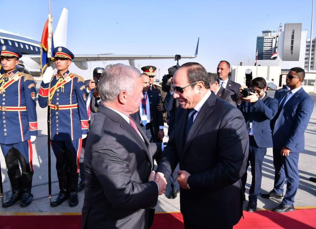 الرئيس يستقبل العاهل الأردنى بمطار القاهرة