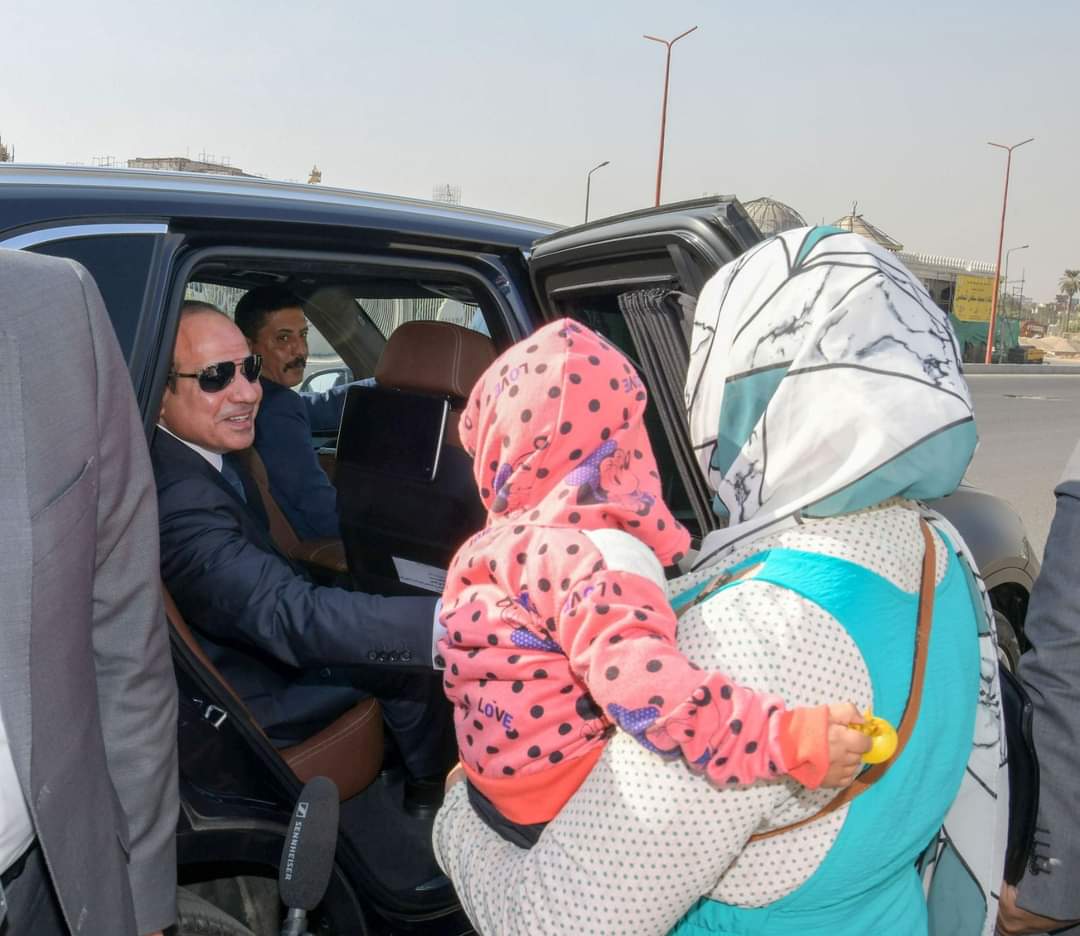 الرئيس يجرى جولة تفقدية بمحافظة الجيزة
