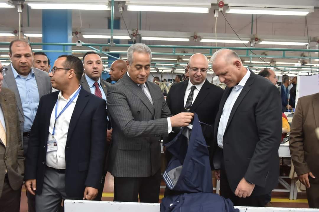 شحاتة للعمال:أنتم شركاء التنمية..ويسلم عقود عمل لذوي همم