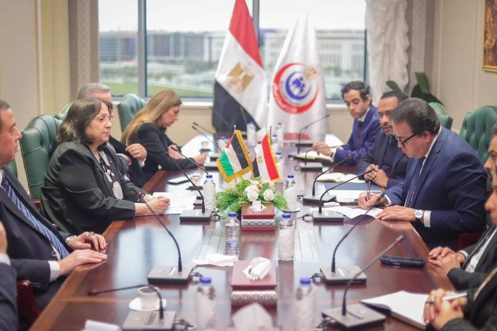 وزير الصحة يوجه بسرعة تجهيز شحنات أُخرى من الأدوية وإرسالها لقطاع غزة