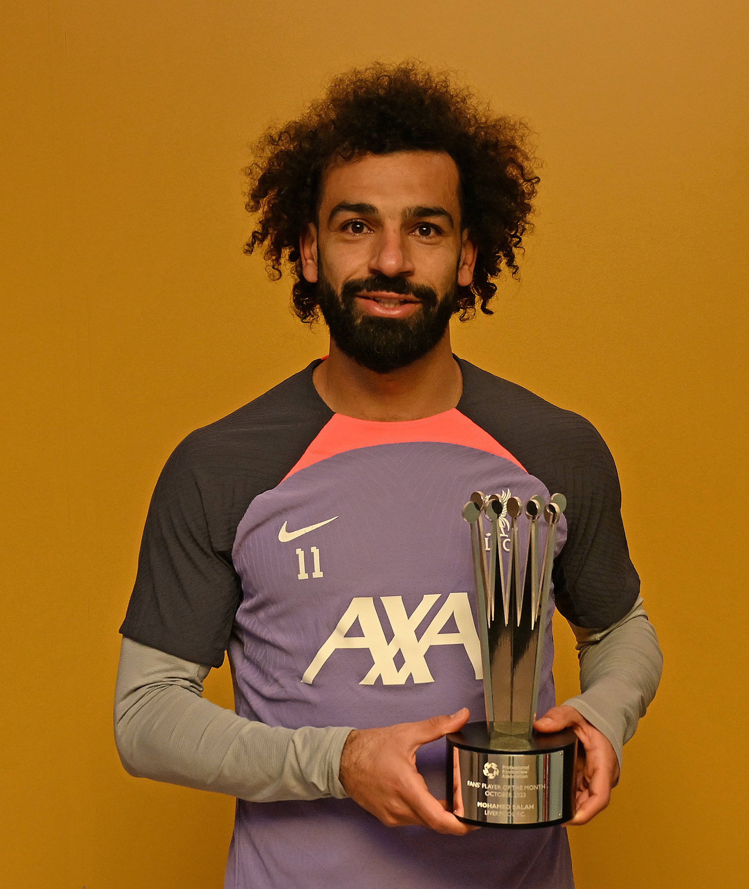 النجم المصري محمد صلاح يتسلم جائزة أفضل لاعب فى الشهر بالدوري الإنجليزي
