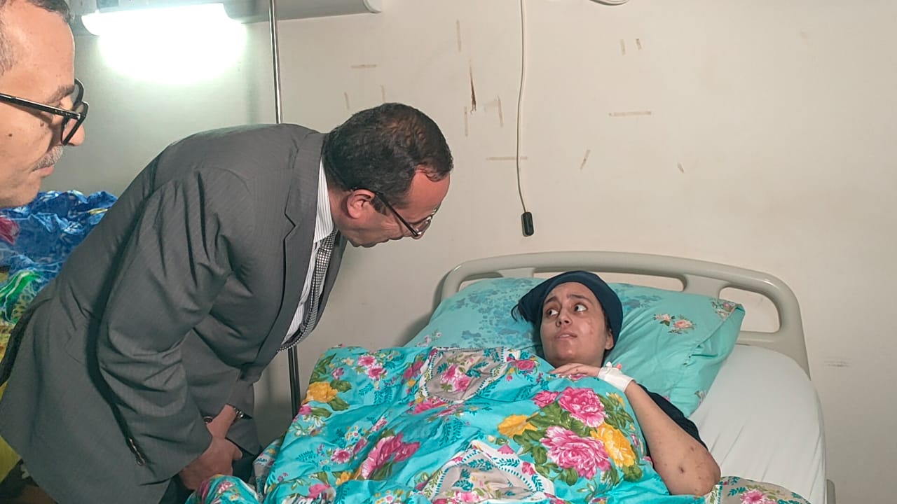 محافظ شمال سيناء يزور مصابى فلسطينيين بمستشفى العريش العام
