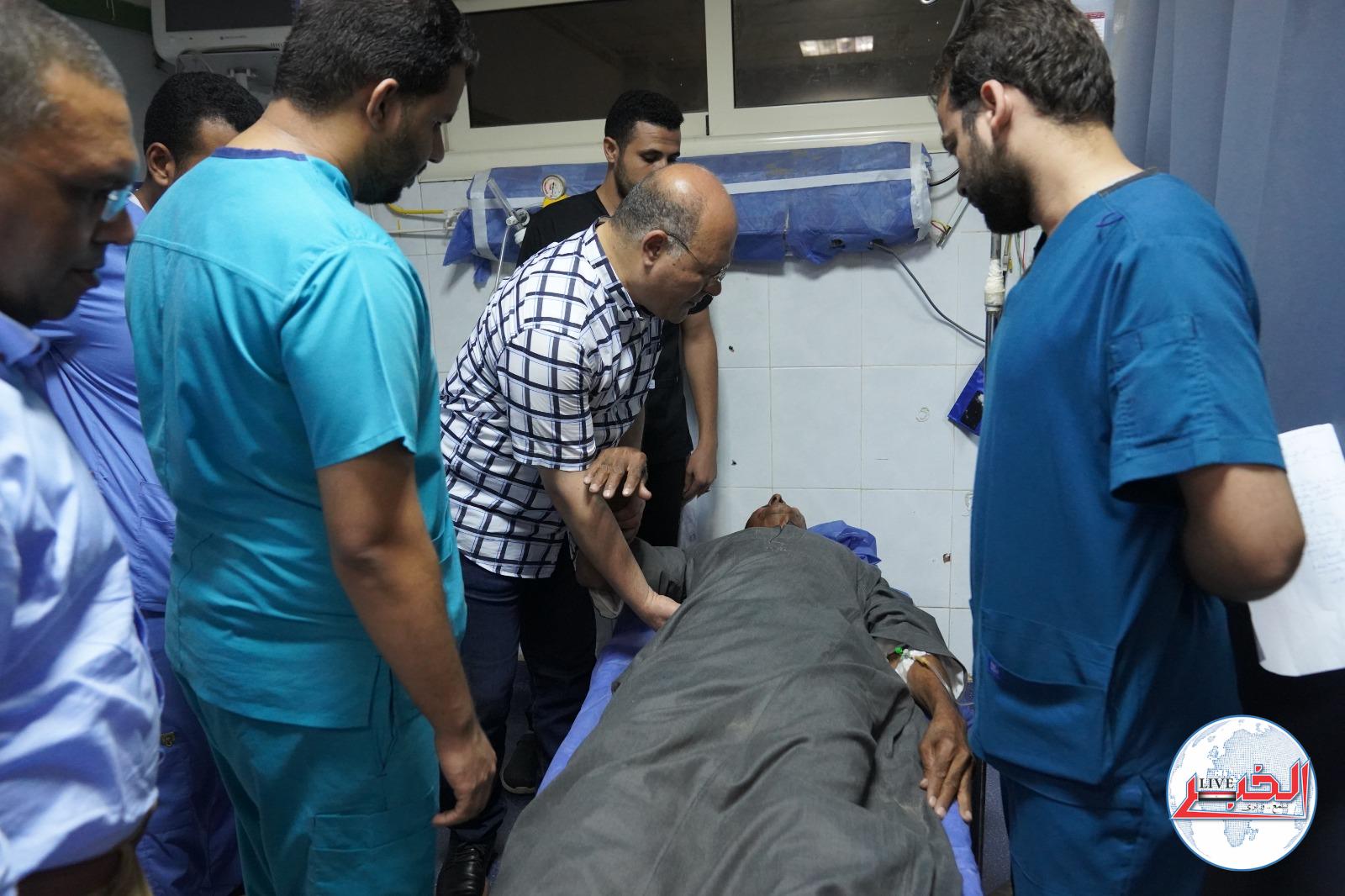 محافظ سوهاج يزور مصابى حادث الطريق الصحراوى الغربى بالمستشفى الجامعى