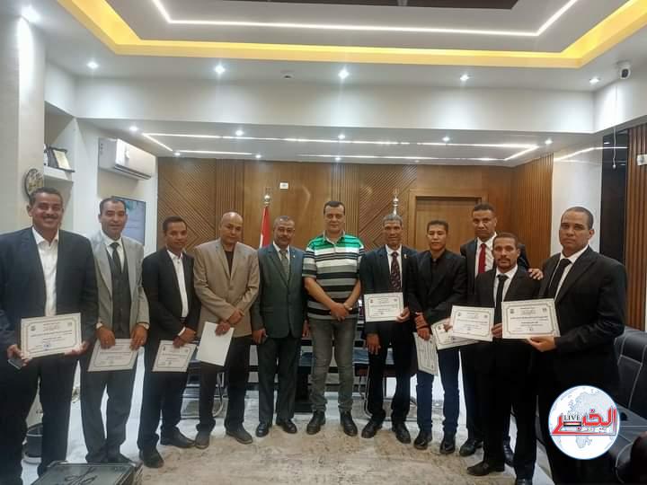 تكريم خريجى دورة القيادة التربوية والأمن القومى بتعليم قنا