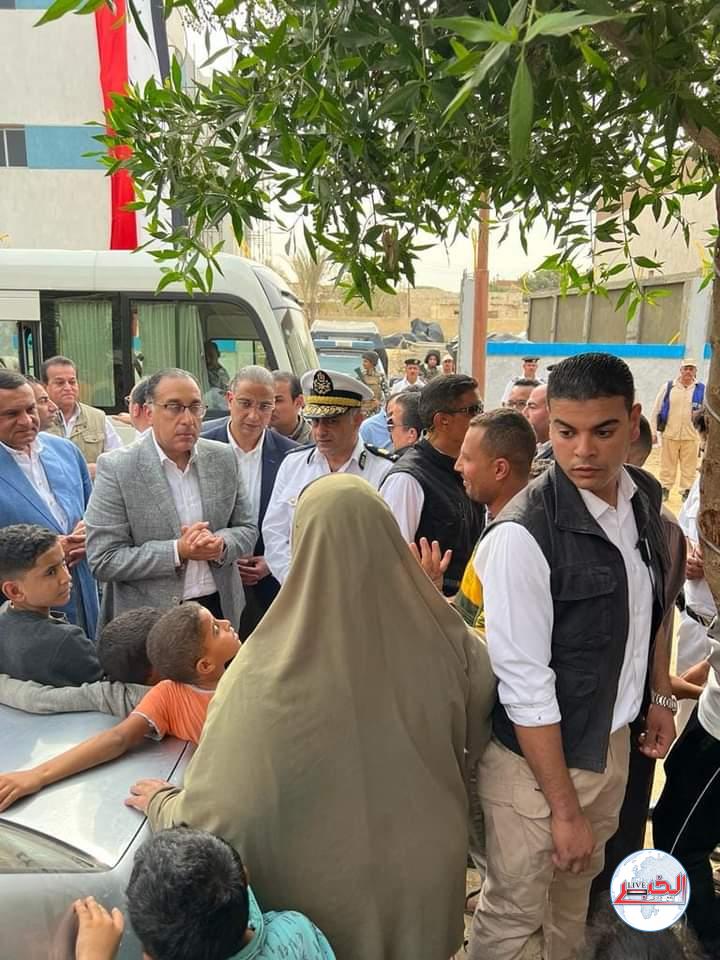 رئيس الوزراء يتفقد مشروعات المبادرة الرئاسية "حياة كريمة" بقرية الريان بالفيوم